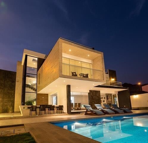 Villa moderna nocturna – construcción terminada